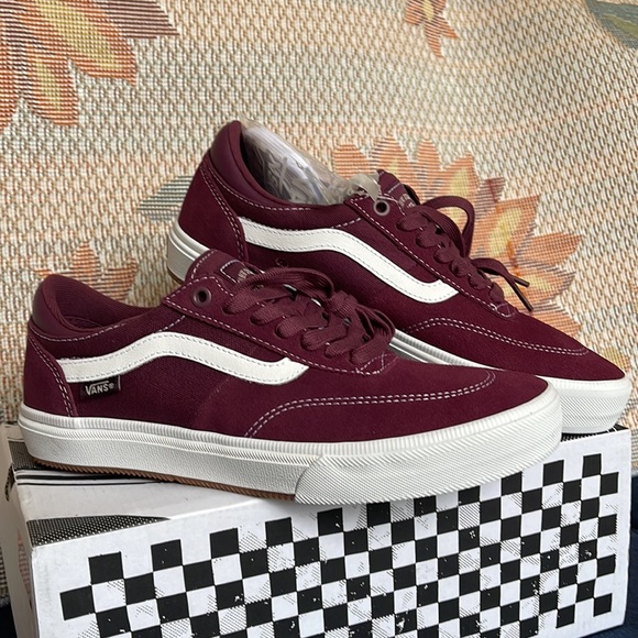 Vans WMNS Gilbert Crockett
Mauve Wine
VN0A5JIFALO
Sneakers - Picture 6 of 16